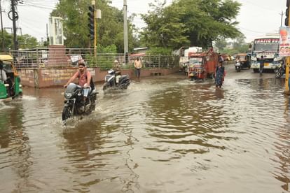 Mp weather: मध्य प्रदेश के 12 जिलों में आज भारी बारिश का अलर्ट, कल से पूरे प्रदेश में शुरू होगी तेज बारिश MP weather: Heavy rain alert in 12 districts of Madhya Pradesh today, heavy rain will start in the entire stat
