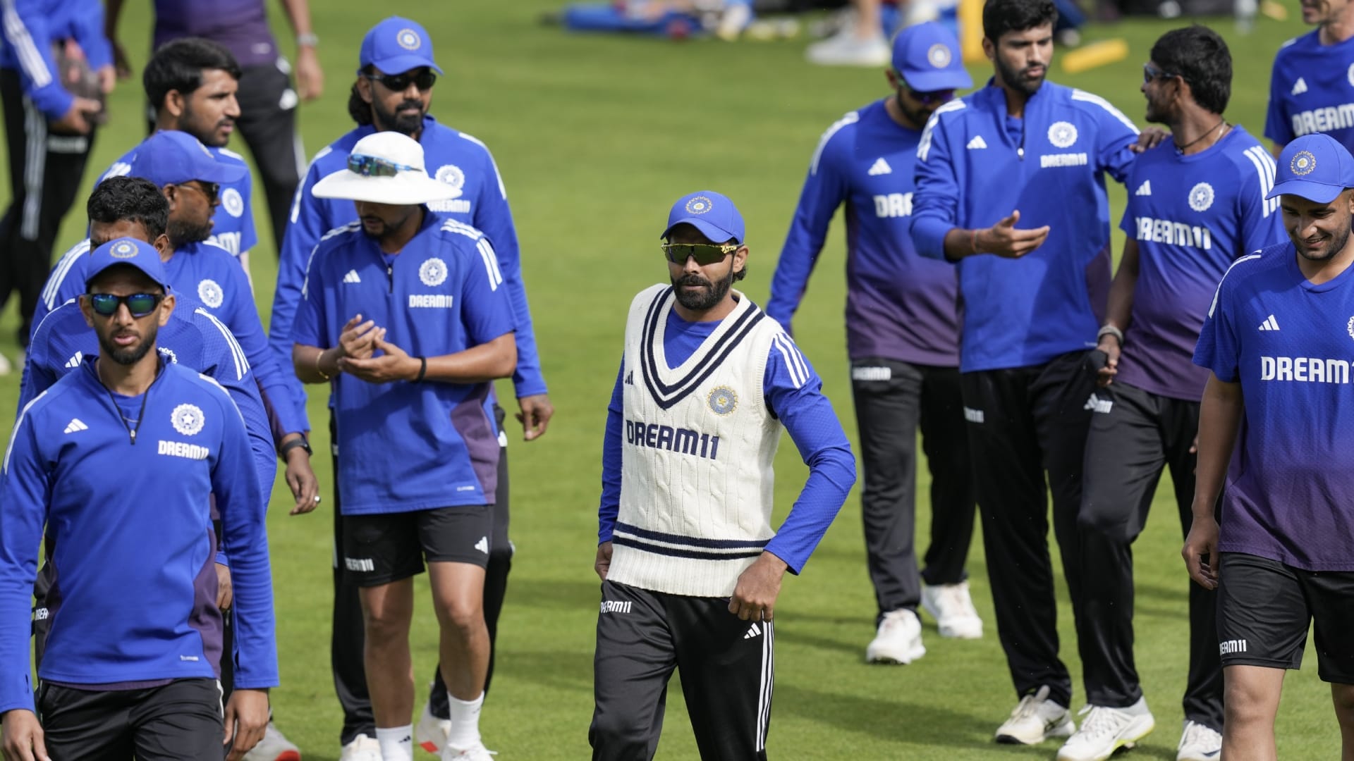 IND vs ENG: आकाश दीप नहीं खेले तो कौन लेगा प्लेइंग-11 में उनकी जगह? प्रसिद्ध और कंबोज दावेदारों में शामिल Toss-up between Anshul Kamboj, Prasidh Krishna as Akash Deep all but ruled out Pant shakes off injury concerns