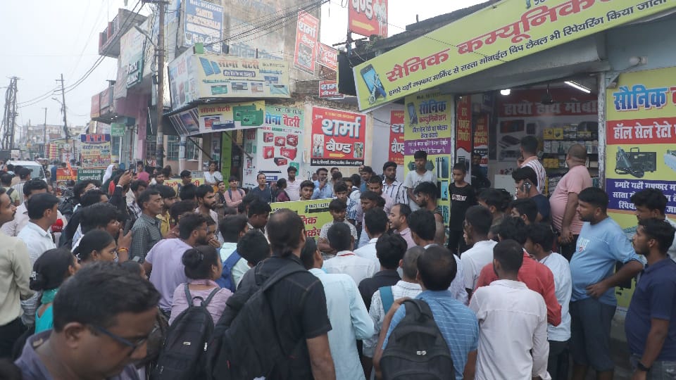 UP: थाने से 400 मीटर दूरी... फोन आते ही दुकान से बाहर चला जाता था जीशान; दुकानदार ने बताया चौंकाने वाला सच Zeeshan used to go out of shop as soon as he got a call Al Qaeda suspect working at mobile shop for a month