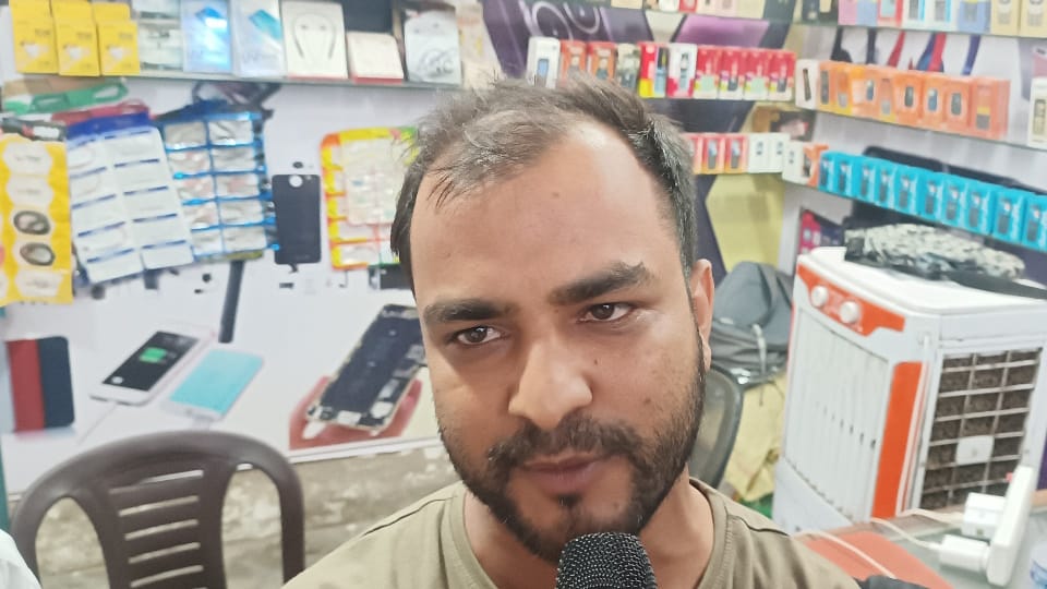 UP: थाने से 400 मीटर दूरी... फोन आते ही दुकान से बाहर चला जाता था जीशान; दुकानदार ने बताया चौंकाने वाला सच Zeeshan used to go out of shop as soon as he got a call Al Qaeda suspect working at mobile shop for a month