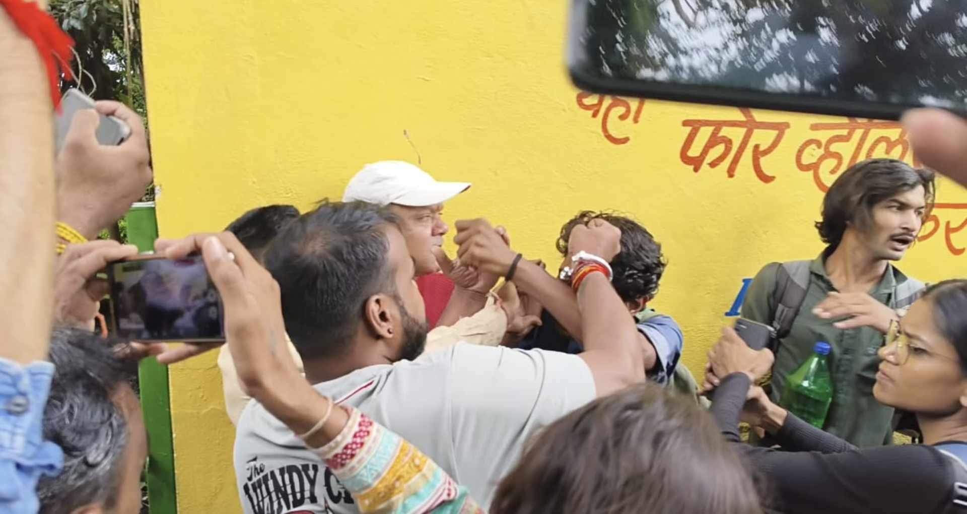 Indore:आदिवासी युवाओं को 'नास्तिक' बनाने पर हिंदू संगठनों का हंगामा, आरोपियों से की मारपीट, पुलिस कर रही जांच Social worker Saurabh Banerjee beaten up accused of spreading atheism in tribal area