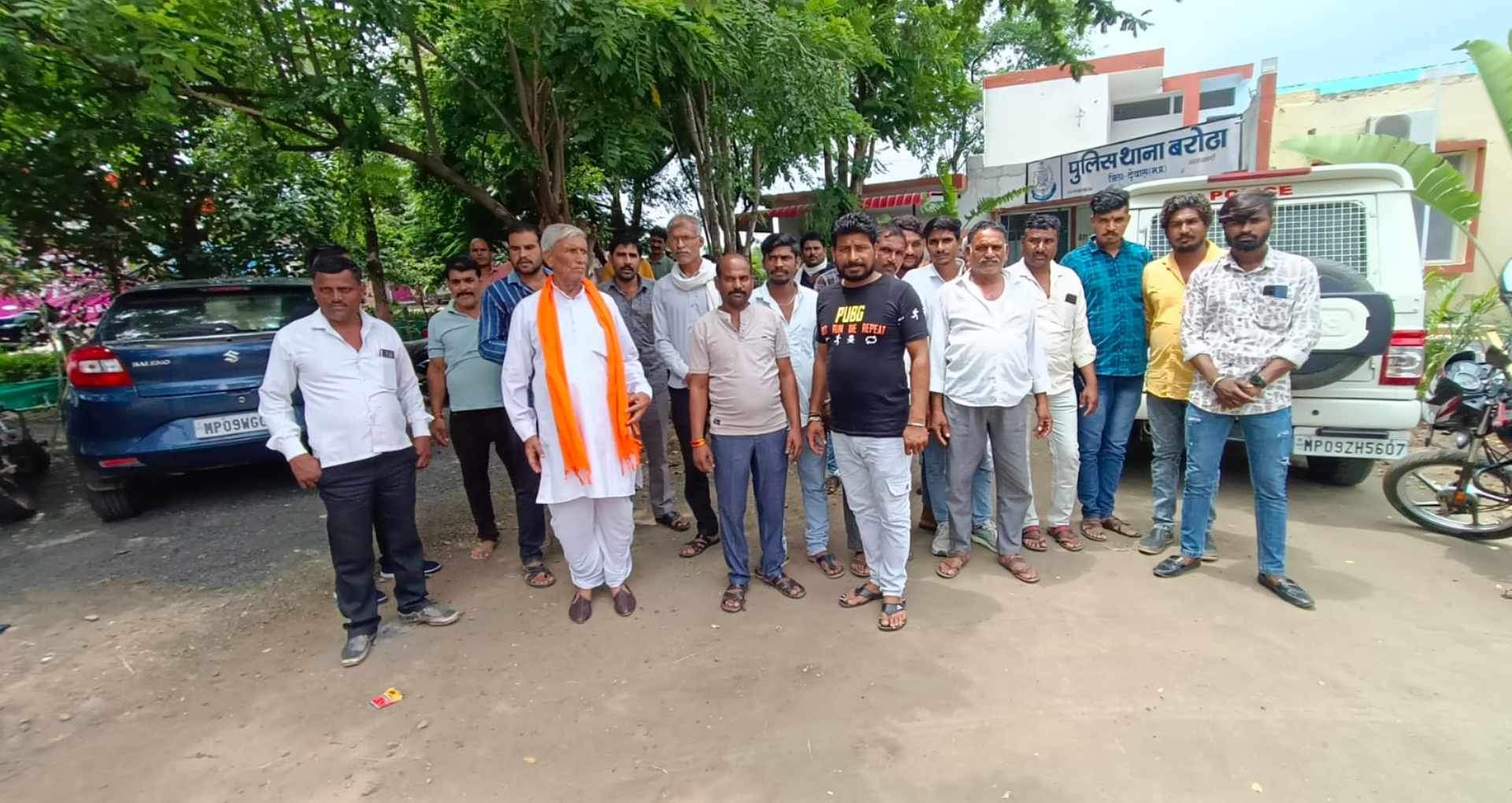 Indore:आदिवासी युवाओं को 'नास्तिक' बनाने पर हिंदू संगठनों का हंगामा, आरोपियों से की मारपीट, पुलिस कर रही जांच Social worker Saurabh Banerjee beaten up accused of spreading atheism in tribal area