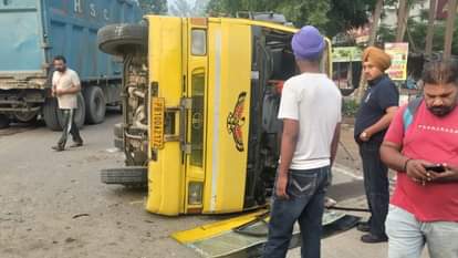 खन्ना में हादसा: धागा फैक्टरी जा रही महिलाओं की बस को टिप्पर ने मारी टक्कर, बस पलटने से 15 से ज्यादा घायल Accident in Khanna bus carrying women going to thread factory hit