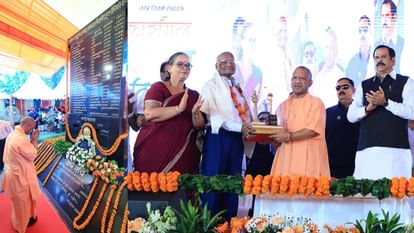 कारगिल विजय दिवस : सीएम योगी ने शहीदों को अर्पित की पुष्पांजलि, बोले- ये दिन हमारी सेना के शौर्य का प्रतीक Kargil Vijay Diwas celebration in Lucknow.