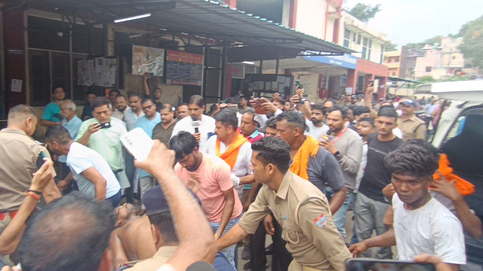 Haridwar Stampede: संकरा रास्ता और खड़ी चढ़ाई... मंदिर मार्ग पर इस करण मची भगदड़; चश्मदीद ने बताई पूरी कहानी Haridwar Stampede: 6 Devotees Including 2 Children Dead in Chaos at Mansa Devi Temple