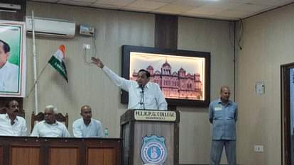 UP: कांग्रेस नेता का विवादित बयान, कहा- राहुल गांधी दूसरे महात्मा गांधी हैं, कार्यकर्ता उन पर भरोसा करें UP: Congress leader's controversial statement, said- Rahul Gandhi is the second Mahatma Gandhi, workers should