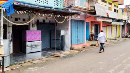 UP: सपा विधायक और सांसद का फूंका पुतला, दुकानें बंद कर सड़क पर उतरे व्यापारी; बोले- सनातन विरोधी है ये पार्टी Effigy of Samajwadi Party MLA and MP burnt in ballia traders closed shops and took to streets