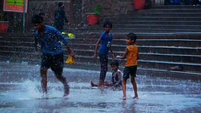 Varanasi Weather: वाराणसी में 20 मिमी बारिश, भरे खेत, ग्राउंड वाटर भी रिचार्ज; 5 डिग्री सेल्सियस गिरा पारा Varanasi Weather 20 mm rain fields are getting filled ground water is recharged temperature dropped