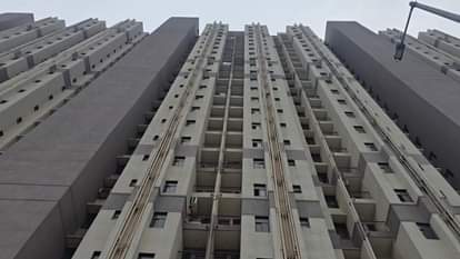 UP: अपार्टमेंट की 7वीं मंजिल से गिरी 5 साल की बच्ची, मौत से परिजनों में कोहराम: सऊदी अरब में इंजीनियर हैं पिता Tragic Accident in Ramraghu Ananda Phase-2 Apartment Child Falls from Balcony