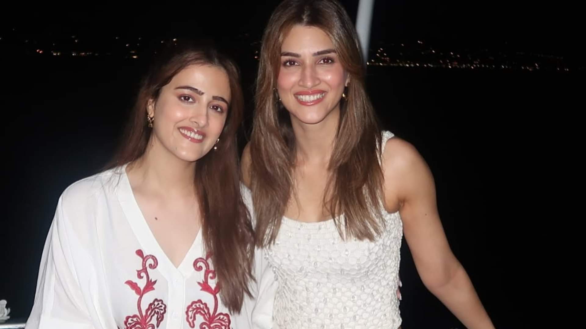 Kriti Sanon: जन्मदिन का जश्न अभी खत्म नहीं हुआ, बहन नूपुर के साथ मस्ती करती नजर आईं कृति सेनन; देखें तस्वीरें Kriti Sanon birthday is not over till the month ends See Pics beautiful sister nupur from vacation on Cruz