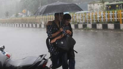 Uttarakhand Weather: दून समेत आठ पर्वतीय जिलों में भारी बारिश का यलो अलर्ट, तीन एनएच सहित 177 मार्ग बंद Uttarakhand Weather Yellow alert for heavy rain in eight districts 177 route closed