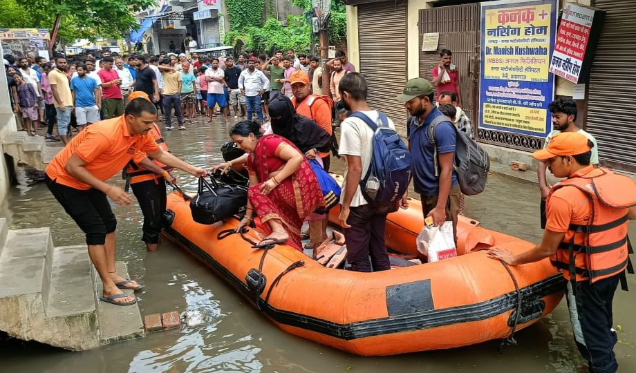 बाढ़ से तबाही जैसा मंजर: पूर्वांचल के 500 से ज्यादा गांव पानी से घिरे, प्रयागराज में पांच लाख की आबादी पर संकट More than 500 villages in Purvanchal are surrounded by water five lakh population in Prayagraj is in danger