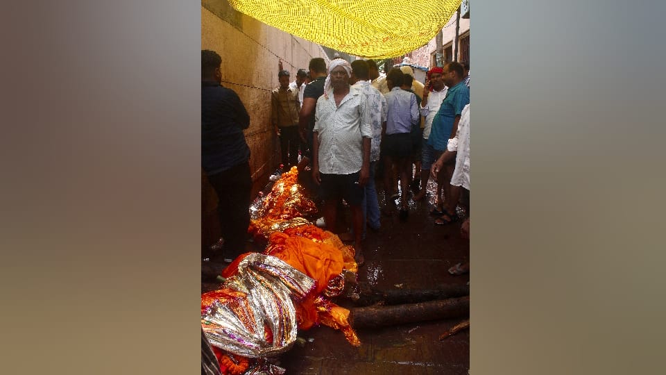 UP: काशी में गंगा चेतावनी बिंदु पार...मणिकर्णिका घाट की गलियों में लगी शवों की कतार, इतने परिवारों ने छोड़ा घर UP varanasi flood news Ganga crossed warning point in Kashi Rows of bodies in the streets of Manikarnika Ghat