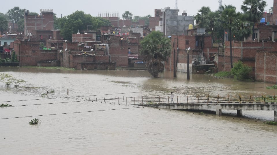UP: काशी में गंगा चेतावनी बिंदु पार...मणिकर्णिका घाट की गलियों में लगी शवों की कतार, इतने परिवारों ने छोड़ा घर UP varanasi flood news Ganga crossed warning point in Kashi Rows of bodies in the streets of Manikarnika Ghat