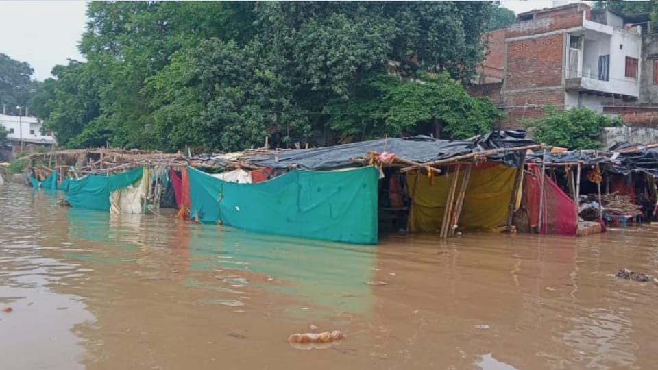 UP: काशी में गंगा चेतावनी बिंदु पार...मणिकर्णिका घाट की गलियों में लगी शवों की कतार, इतने परिवारों ने छोड़ा घर UP varanasi flood news Ganga crossed warning point in Kashi Rows of bodies in the streets of Manikarnika Ghat