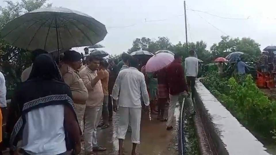 तस्वीरें: सड़क पर लगा लाशों का ढेर... देखकर कांप गया हर कोई, जलाभिषेक को जा रहे थे; 11 लोगों को लील गई मौत 11 people died after Bolero fell into canal in Gonda Everyone was shocked to see pile of dead bodies on road