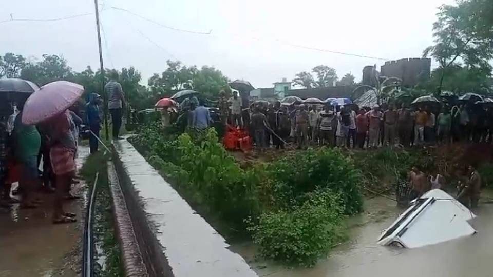 तस्वीरें: सड़क पर लगा लाशों का ढेर... देखकर कांप गया हर कोई, जलाभिषेक को जा रहे थे; 11 लोगों को लील गई मौत 11 people died after Bolero fell into canal in Gonda Everyone was shocked to see pile of dead bodies on road