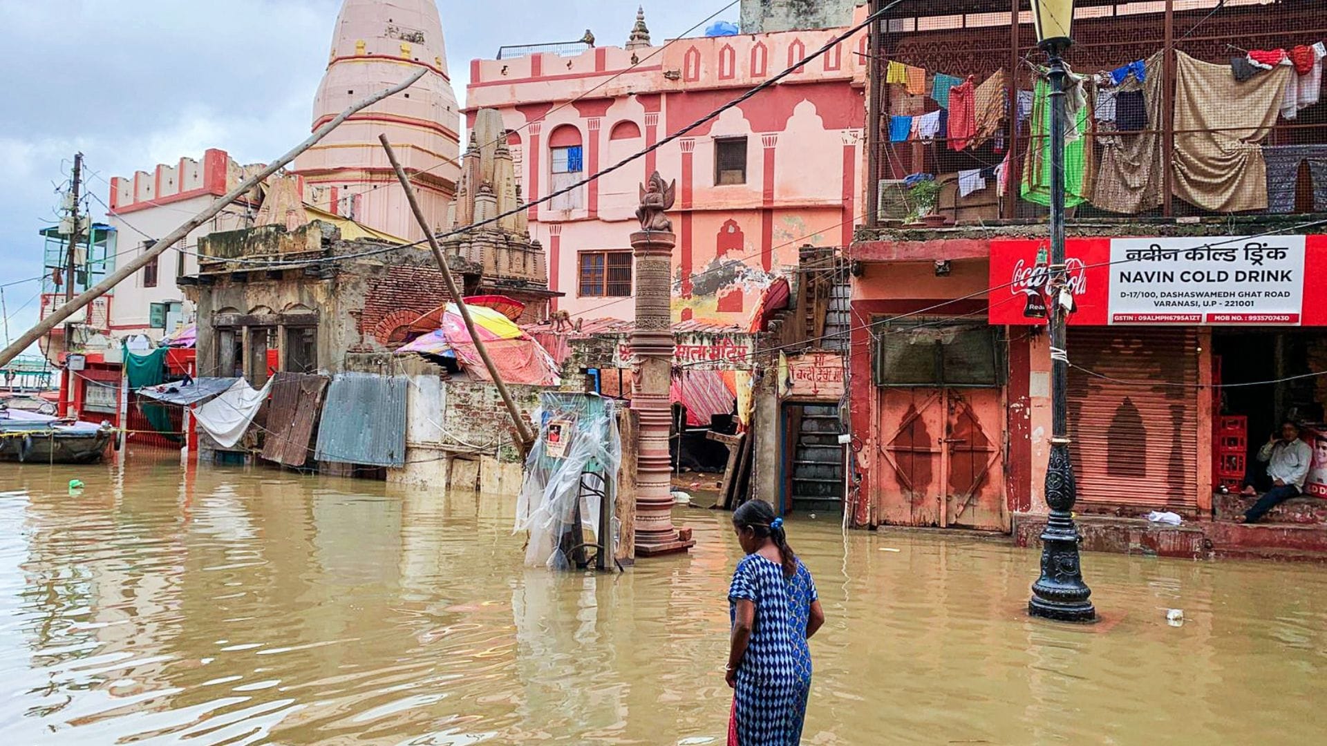 Varanasi Flood: गंगा का रौद्र रूप, मणिकर्णिका घाट पर शवों की कतार, पहली बार नमो घाट बंद, वरुणा-गोमती भी उफनाई Namo Ghat Closed First Time, Ganga Above Danger Mark, Water Reaches Sheetla Ghat Road in kashi varanasi