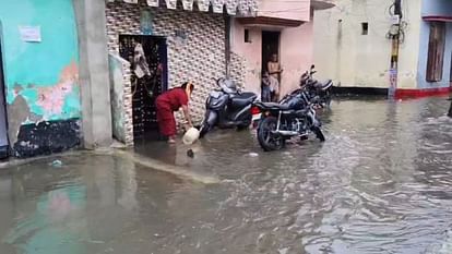 बरेली में बारिश: सड़कों पर सैलाब जैसे हालात... दिनभर जूझे लोग; बाइक समेत नाले में गिरे दो कांवड़िये Flood like situation on roads due to heavy rain in bareilly