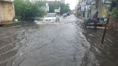 बरेली में बारिश: सड़कों पर सैलाब जैसे हालात... दिनभर जूझे लोग; बाइक समेत नाले में गिरे दो कांवड़िये Flood like situation on roads due to heavy rain in bareilly
