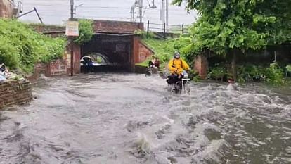 बरेली में बारिश: सड़कों पर सैलाब जैसे हालात... दिनभर जूझे लोग; बाइक समेत नाले में गिरे दो कांवड़िये Flood like situation on roads due to heavy rain in bareilly