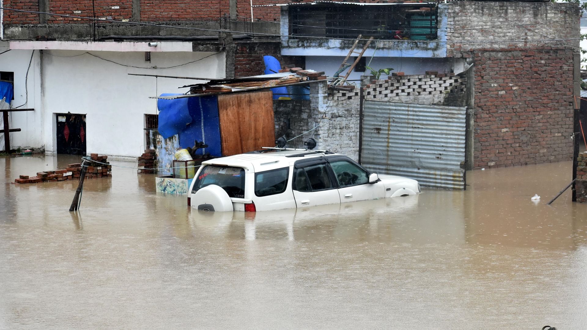 Prayagraj Flood Update : गंगा-यमुना के जलस्तर में तेजी से आ रही गिरावट, बाढ़ प्रभावित इलाकों में संकट बरकरार Prayagraj Flood Update: Water level in Yamuna started decreasing, speed of Ganga also stopped