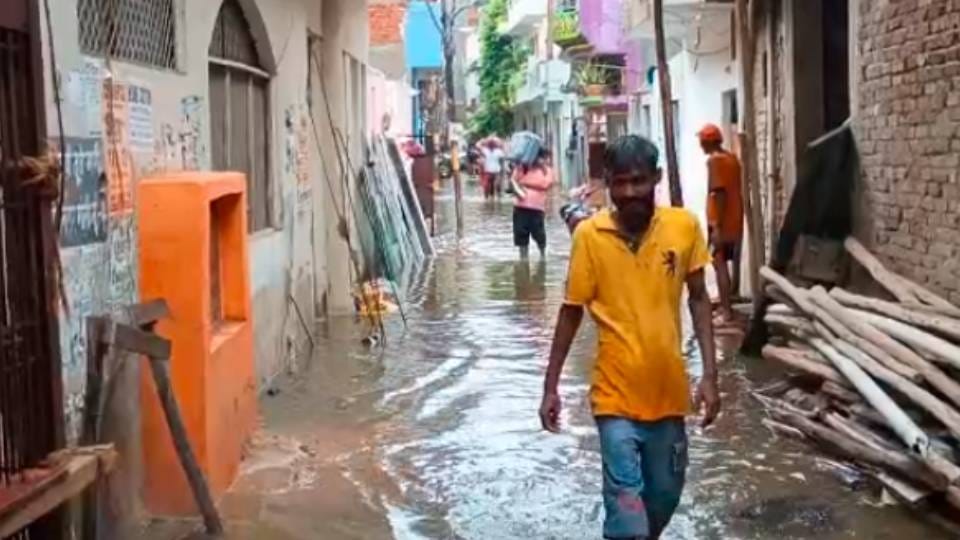 बाढ़ से तबाही जैसा मंजर: पूर्वांचल के 500 से ज्यादा गांव पानी से घिरे, प्रयागराज में पांच लाख की आबादी पर संकट More than 500 villages in Purvanchal are surrounded by water five lakh population in Prayagraj is in danger