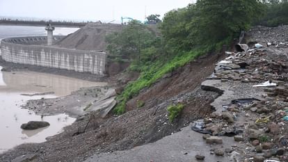 Nainital Weather: पहाड़ी से गिरे बोल्डर...शेरनाला उफनाया, हल्द्वानी-चोरगलिया हाईवे बंद; 9 सड़कों पर आवाजाही ठप Haldwani-Chorgaliya highway was completely closed due to heavy rains