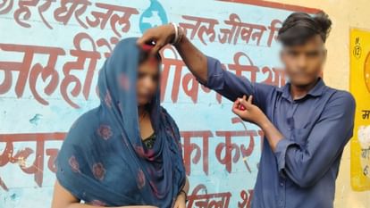 UP: आधी रात विवाहिता से मिलने पहुंचा प्रेमी... पति ने देख ली ऐसी हरकत, फिर सुबह जो हुआ लोग नहीं कर पा रहे यकीन Husband got his wife married in Panchayat in Shahjahanpur