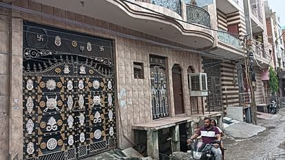 दिल्ली में ट्रिपल मर्डर: करावल नगर में पति ने किया पत्नी और दो बेटियों का कत्ल, वारदात के बाद आरोपी फरार Delhi Karawal Nagar Triple murder husband killed wife and two daughters