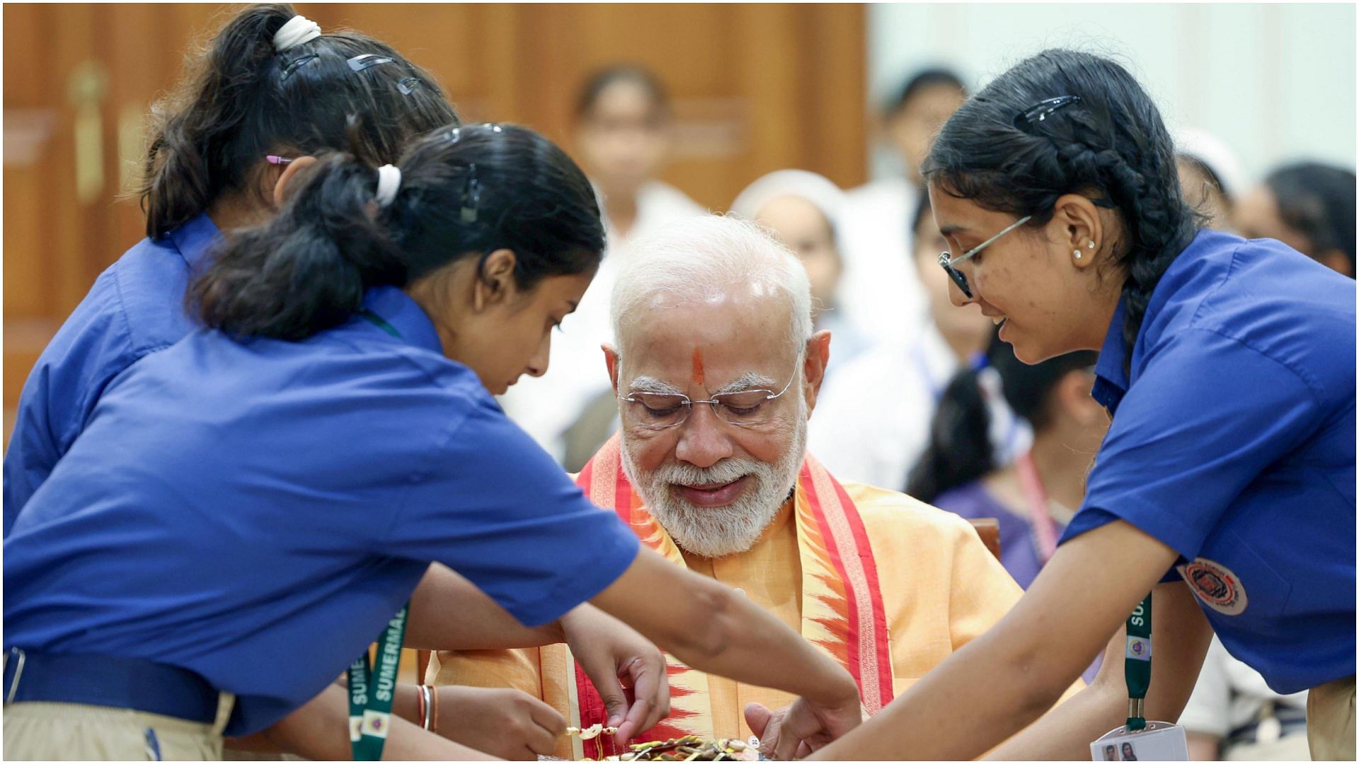 Raksha Bandhan: PM मोदी ने ब्रह्माकुमारी दीदी और छोटी-छोटी बहनों से बंधवाई राखी; देखें दिल छूने वाली तस्वीरें Prime Minister Narendra Modi celebrates Raksha Bandhan at 7 LKM the PM residence in Delhi See Photos