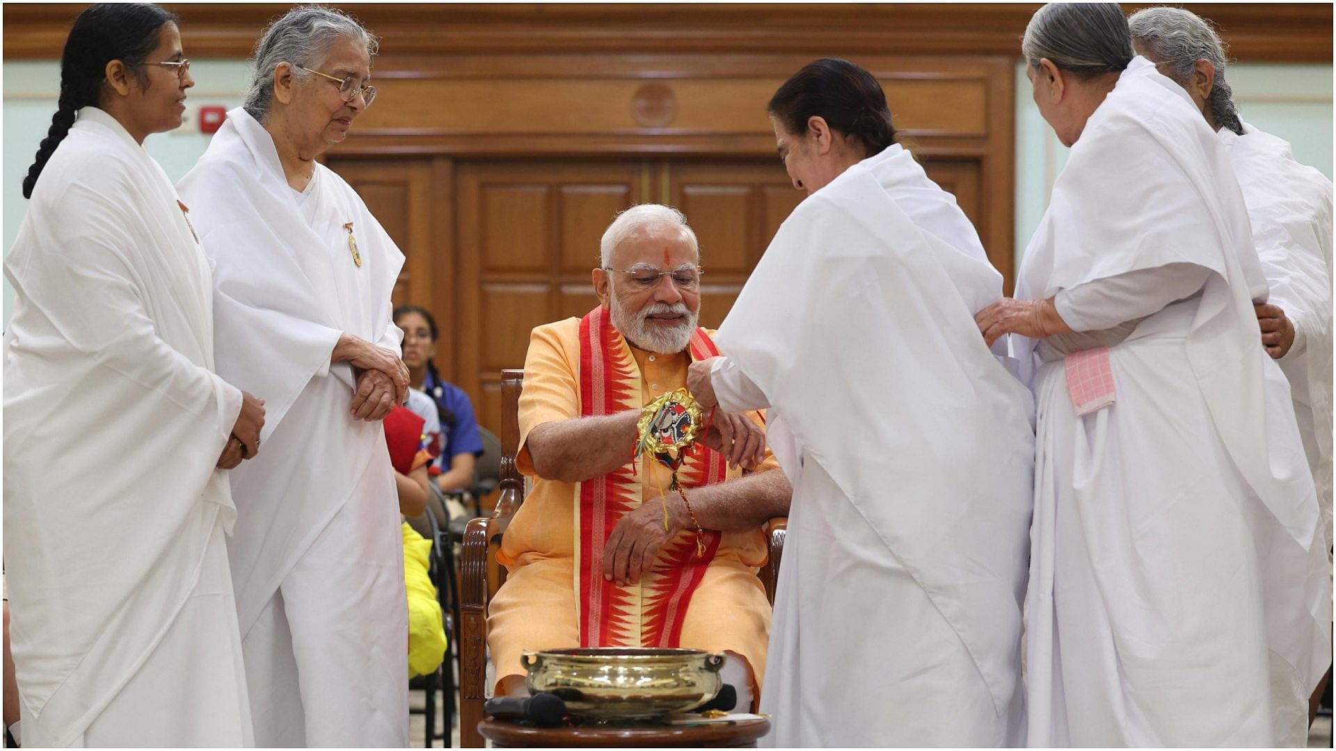 Raksha Bandhan: PM मोदी ने ब्रह्माकुमारी दीदी और छोटी-छोटी बहनों से बंधवाई राखी; देखें दिल छूने वाली तस्वीरें Prime Minister Narendra Modi celebrates Raksha Bandhan at 7 LKM the PM residence in Delhi See Photos