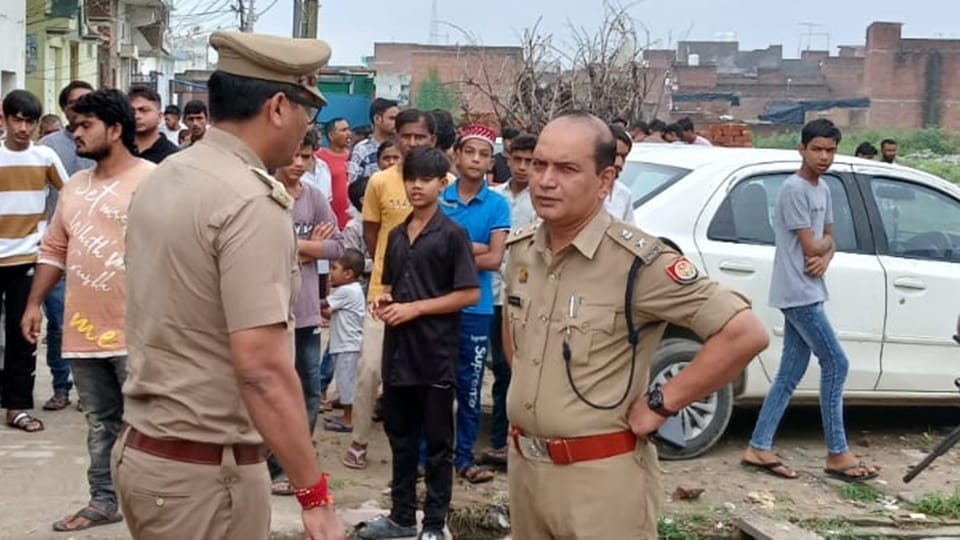 UP: प्लास से खींचे दांत... शरीर पर जख्म ही जख्म, अवैध संबंध में घर बुलाकर दंपती ने की युवक की क्रूरता से हत्या man murder after being called home for illicit relation killer even pulled out his teeth with plier in sambhal