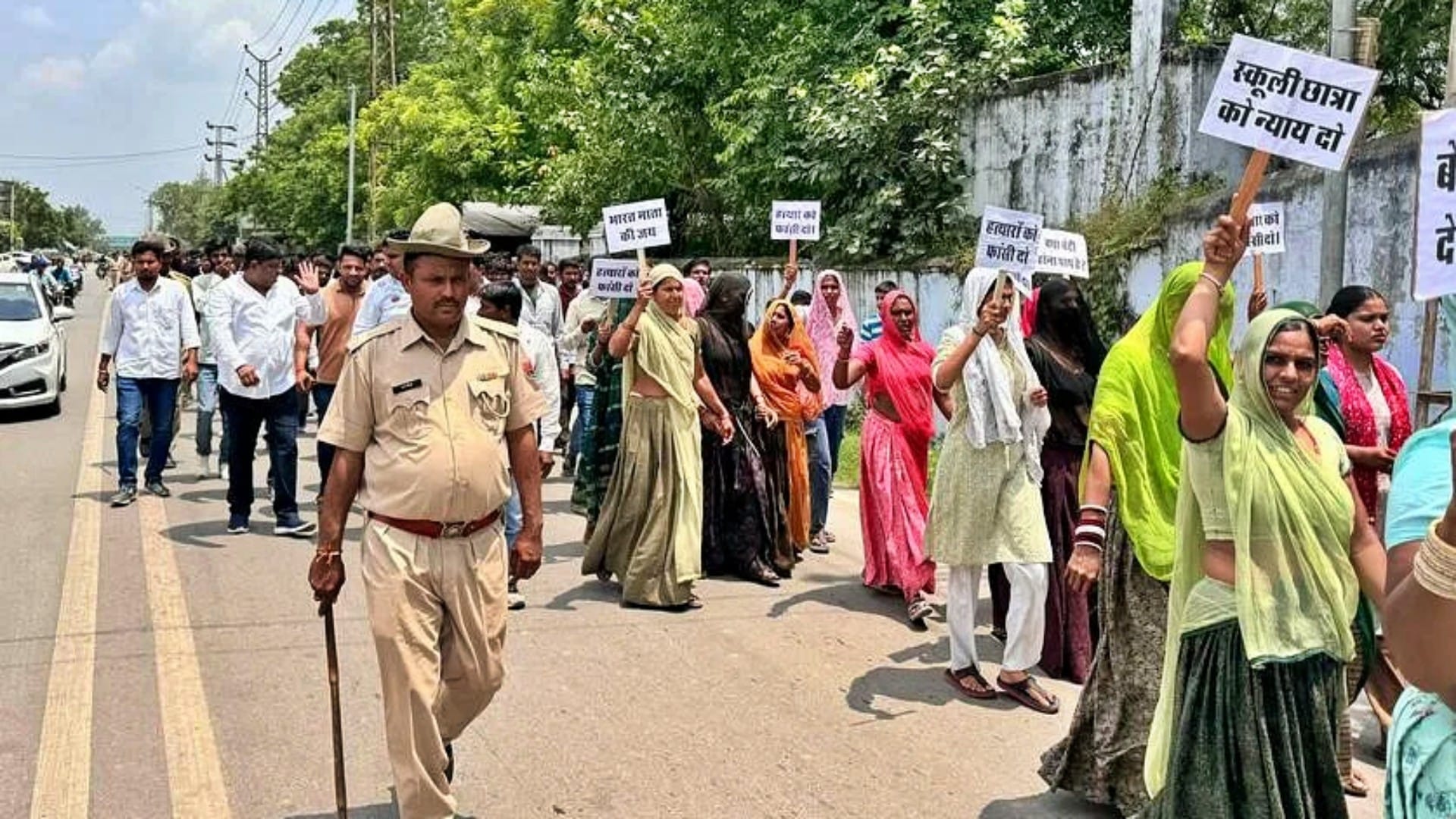 Chittorgarh: युवती से दुष्कर्म और हत्या मामले पर फूटा लोगों का गुस्सा, प्रदर्शन-तोड़फोड़; छावनी बना कलेक्ट्रेट Chittorgarh: People staged protest and vandalism over rape and murder of girl; Collectorate became cantonment