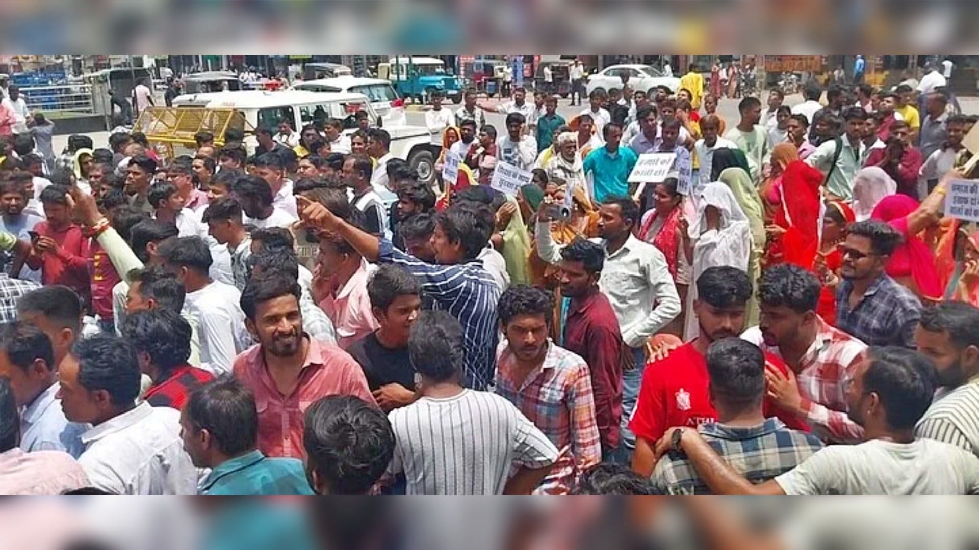 Chittorgarh: युवती से दुष्कर्म और हत्या मामले पर फूटा लोगों का गुस्सा, प्रदर्शन-तोड़फोड़; छावनी बना कलेक्ट्रेट Chittorgarh: People staged protest and vandalism over rape and murder of girl; Collectorate became cantonment