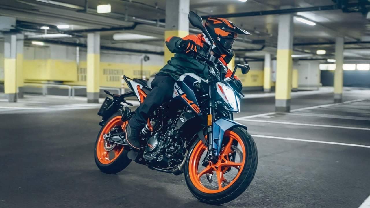 Two-Wheelers: जीएसटी संशोधन के बाद दोपहिया और छोटी कारें होंगी 10 प्रतिशत से भी सस्ती, जानें क्यों Two-Wheelers, Small Cars Likely to Get Over 10% Cheaper After GST Cut
