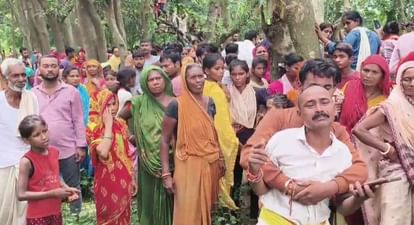 Bihar News : सिर में गोली मारकर छात्रा की हत्या, भीड़ ने स्कूल वैन में आग लगाई; शिक्षक का मैसेज देख पुलिस भी द Samastipur Bihar News : people set fire to the school after girl student murder case school teacher