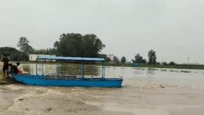 बाढ़ बनी मुसीबत: जलालाबाद-शमशाबाद मार्ग पर तीन फुट पानी... स्टेट हाईवे बंद, बचाव कार्यों के लिए मोटरबोट लगी Flood became problem State highway closed due to flood in Shahjahanpur