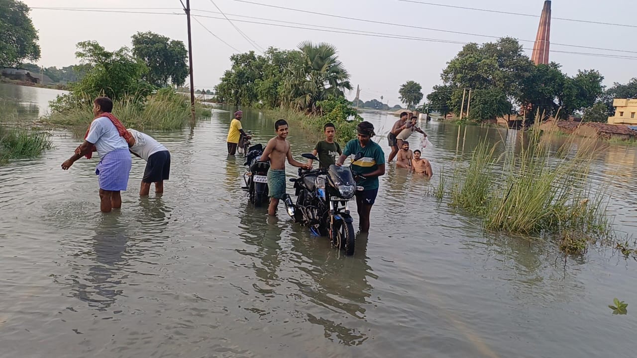 Bihar Flood: बिहार में बाढ़ से 15 लाख से अधिक लोग प्रभावित, कई बेघर हुए; सीएम नीतीश कुमार ने की हाईलेवल मीटिंग Bihar News: More than 15 lakh people affected by floods in Bihar, many left homeless; CM Nitish Kumar Meeting