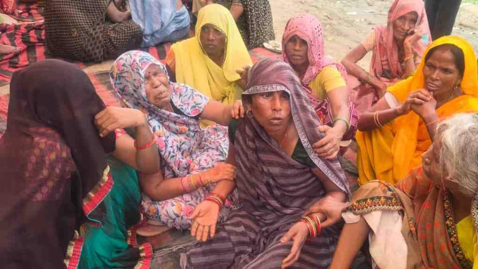 दर्दनाक: बेटी-बेटा, तो किसी ने खो दी पत्नी, मनोज की हालत नाजुक...11 लोगों की मौत; कलेजा चीर रहीं चीखें Dausa accident daughter-son someone lost his wife Manoj's condition is critical 11 people died screams tearing