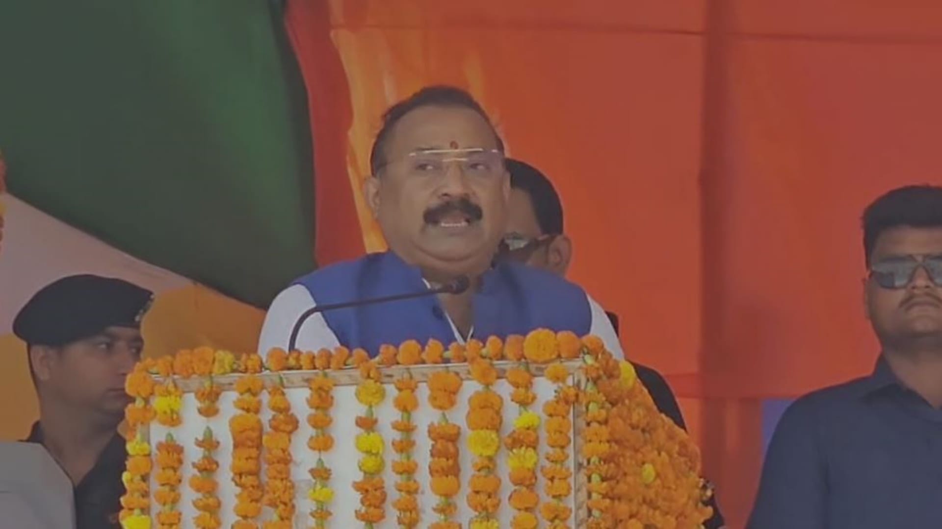Bihar News: स्वतंत्रता दिवस समारोहों की धूम, जिलों के प्रभारी मंत्रियों ने झंडा फहराकर परेड की सलामी ली Bihar News: District In-Charge Ministers Lead Independence Day Events, Hoist National Flag and Salute Parade