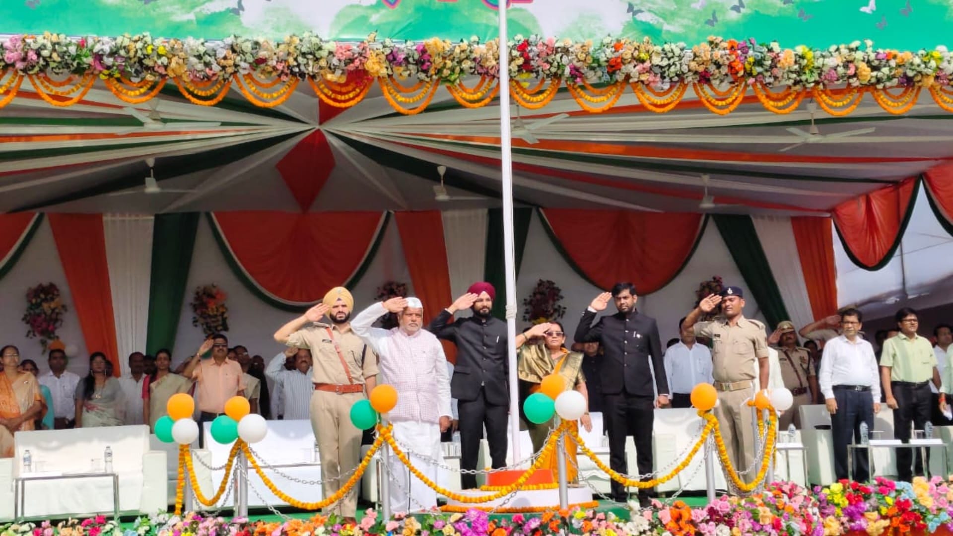 Bihar News: स्वतंत्रता दिवस समारोहों की धूम, जिलों के प्रभारी मंत्रियों ने झंडा फहराकर परेड की सलामी ली Bihar News: District In-Charge Ministers Lead Independence Day Events, Hoist National Flag and Salute Parade