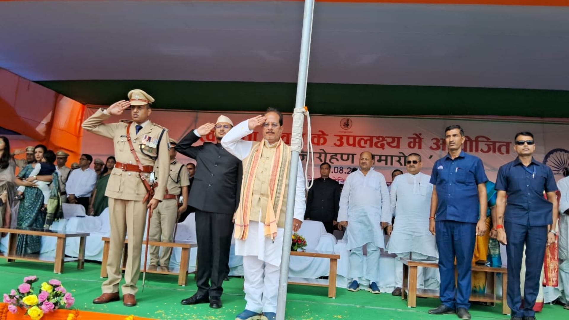 Bihar News: स्वतंत्रता दिवस समारोहों की धूम, जिलों के प्रभारी मंत्रियों ने झंडा फहराकर परेड की सलामी ली Bihar News: District In-Charge Ministers Lead Independence Day Events, Hoist National Flag and Salute Parade