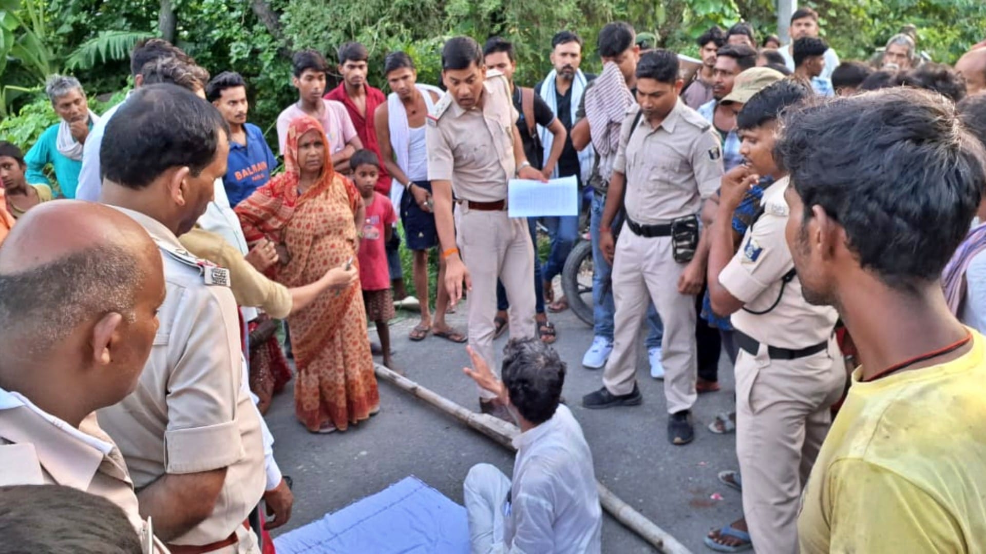 Bihar: जेल से छूटे आरोपी ने वार्ड सदस्य की बेटी की अश्लील तस्वीर की वायरल, पीड़ित पिता ने की आत्मदाह की कोशिश Accused released from jail made obscene picture of ward member's daughter viral, attempted self immolation