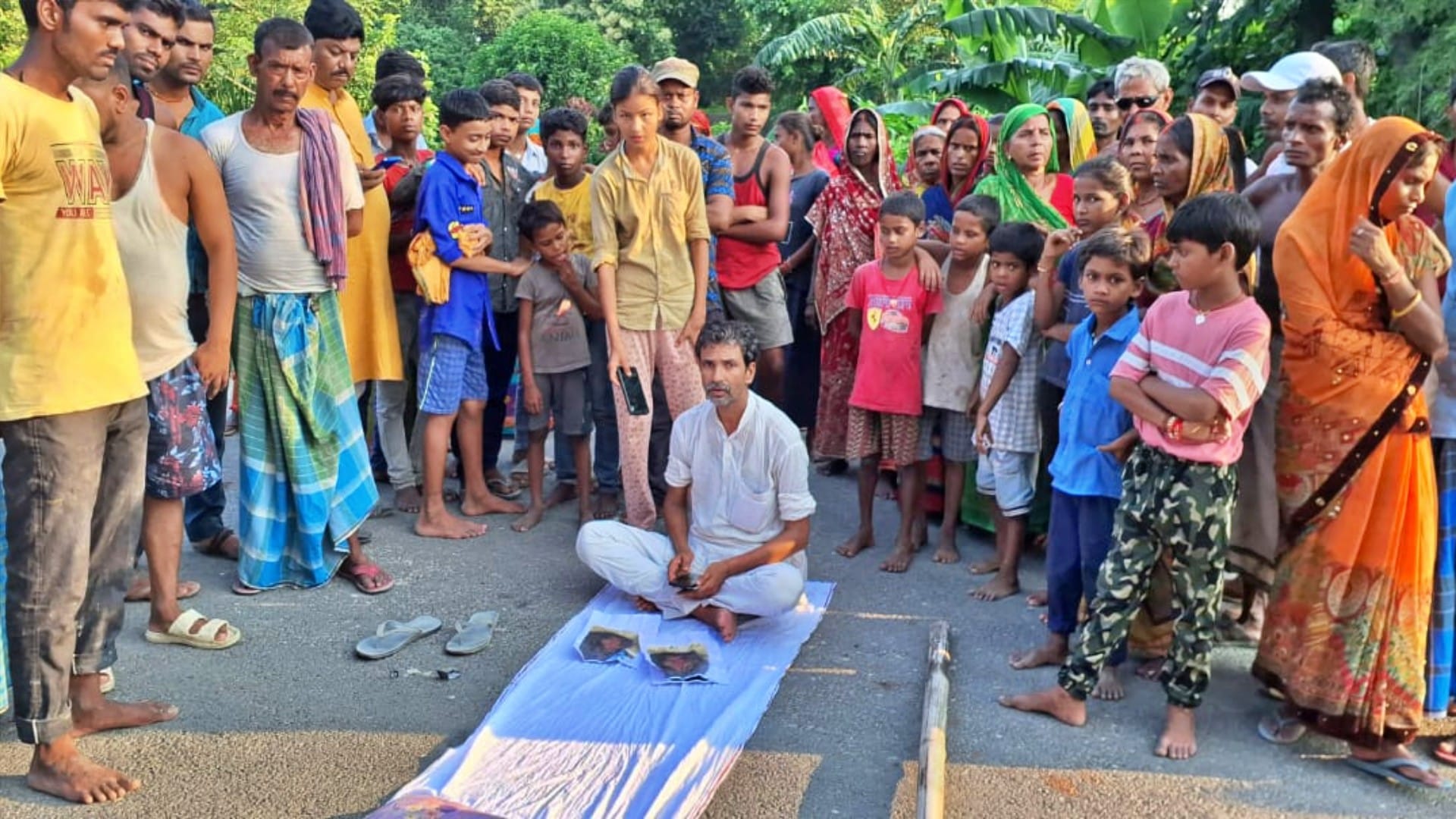 Bihar: जेल से छूटे आरोपी ने वार्ड सदस्य की बेटी की अश्लील तस्वीर की वायरल, पीड़ित पिता ने की आत्मदाह की कोशिश Accused released from jail made obscene picture of ward member's daughter viral, attempted self immolation