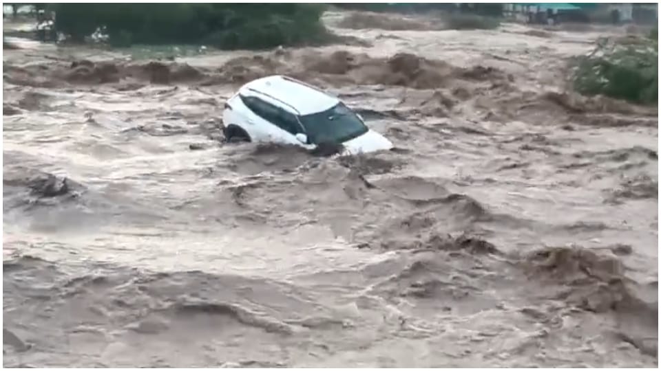 Barwani Weather: 19 साल बाद उफान पर रूपा नदी, वाहन-दुकानें बहीं, घरों में पानी; सुरक्षित जगह भेजे जा रहे लोग Barwani Weather: Rupa River in Rajpur Overflows After Heavy Rain, Vehicles and Shops Swept Away