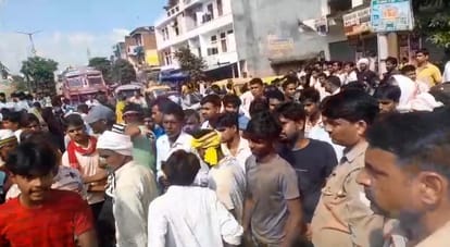 Kannauj: करंट लगने से पूर्व लाइनमैन की मौत, परिजनों ने शव रखकर किया हंगामा, पुलिस के साथ अभद्रता…पथराव भी किया Kannauj Lineman died due to electrocution family members created a ruckus by keeping the body