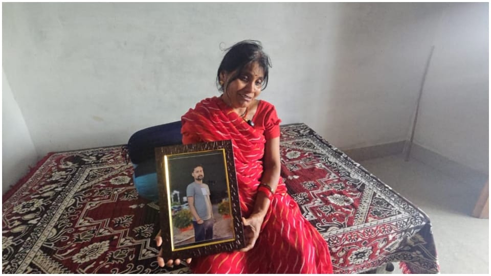 45 दिन चली शादी: फिर युवक ने दी जान, पत्नी के किसी और से संबंध, वह बोली- पति में कमजोरी थी; जानें कब-क्या हुआ? Shahdol Suicide Case Man Dies by Suicide 45 Days After Marriage Family Alleges Wife Affair