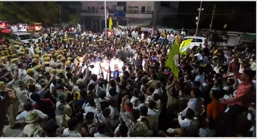 Balotra News : जोजरी बचाओ महारैली में उमड़ा जनसैलाब, नींद से जिला जागा प्रशासन; जेसीबी से बेनावाल पर बरसे फूल Rajasthan News Save Jojri Movement Balotra district administration became alert after protest by RLP Hanuman B