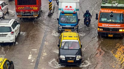 Mumbai Heavy Rainfall: मुंबई में तीन दिन से भारी बारिश, जनजीवन प्रभावित; रेड अलर्ट के बीच स्कूल और कॉलेज बंद Mumbai Weather Forecast Today: Schools and Colleges Closed, Heavy Rainfall Orange and Red Alerts Issued